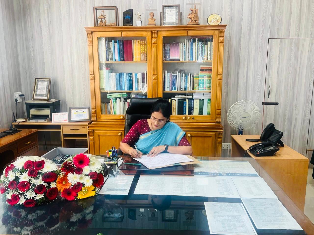 ಮೈಸೂರು ವಿವಿ ನೂತನ ಕುಲಸಚಿವರಾಗಿ ಎಂ.ಕೆ.ಸವಿತಾ.