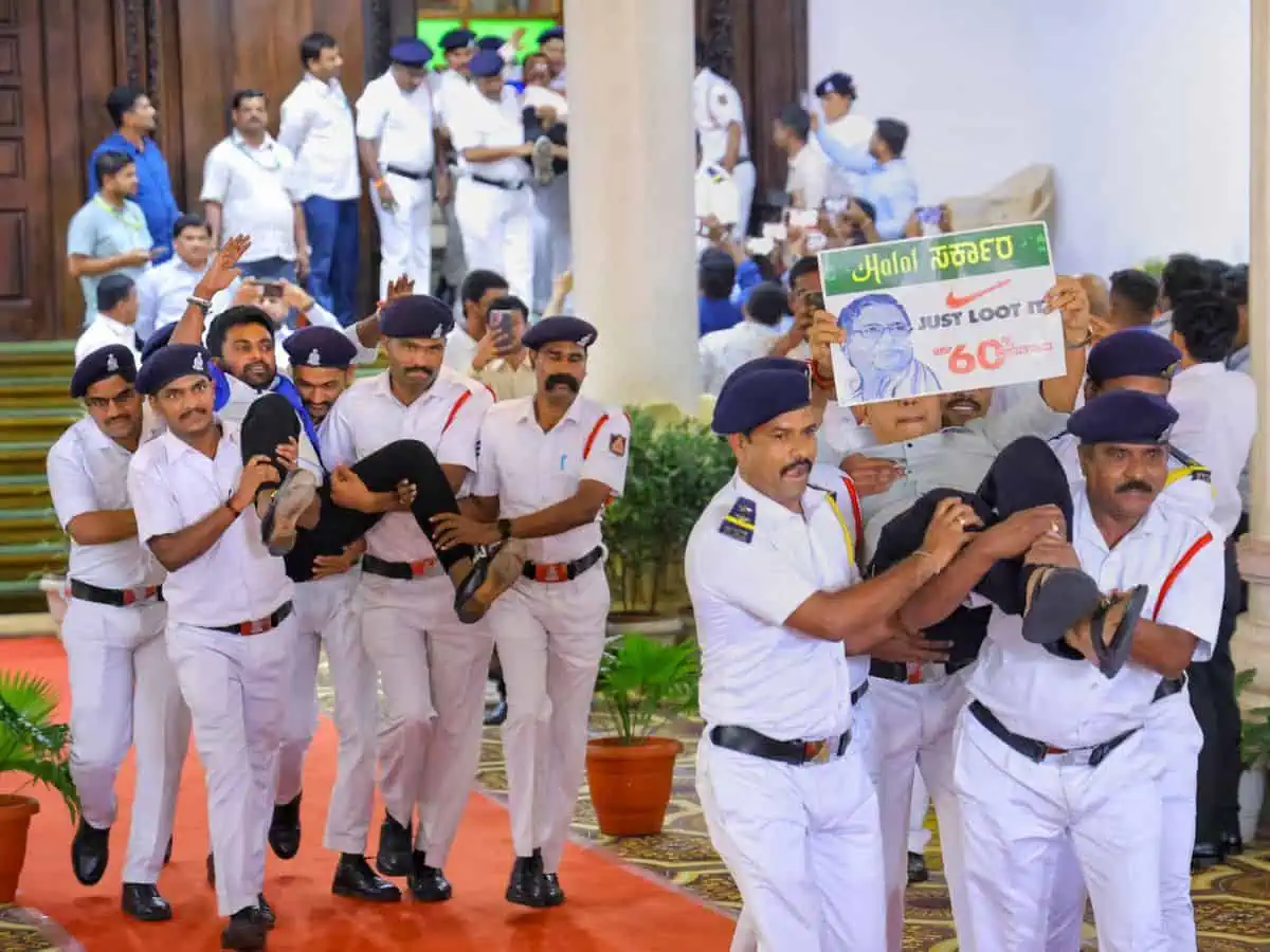 ವಿಧಾನಸಭೆಯಲ್ಲಿ ಬಿಜೆಪಿ ಧರಣಿ ವೇಳೆ ಸ್ಪೀಕರ್ ಪೀಠಕ್ಕೆ ಅಗೌರವ ; ಬಿಜೆಪಿಯ 18 ಶಾಸಕರು 6 ತಿಂಗಳು ಸಸ್ಪೆಂಡ್.