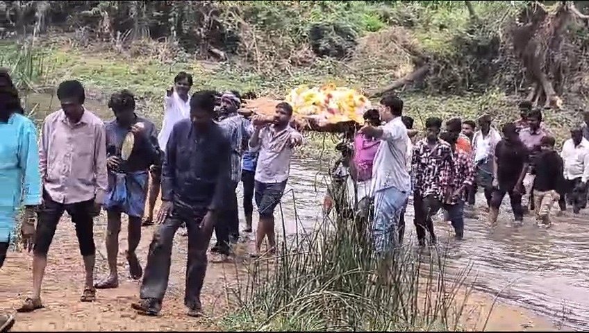 ಶವ ಸಂಸ್ಕಾರಕ್ಕಾಗಿ ನದಿಯಲ್ಲಿ ಶವವನ್ನು ಹೊತ್ತುಕೊಂಡು ಸಾಗಿದ ಗ್ರಾಮಸ್ಥರು.!