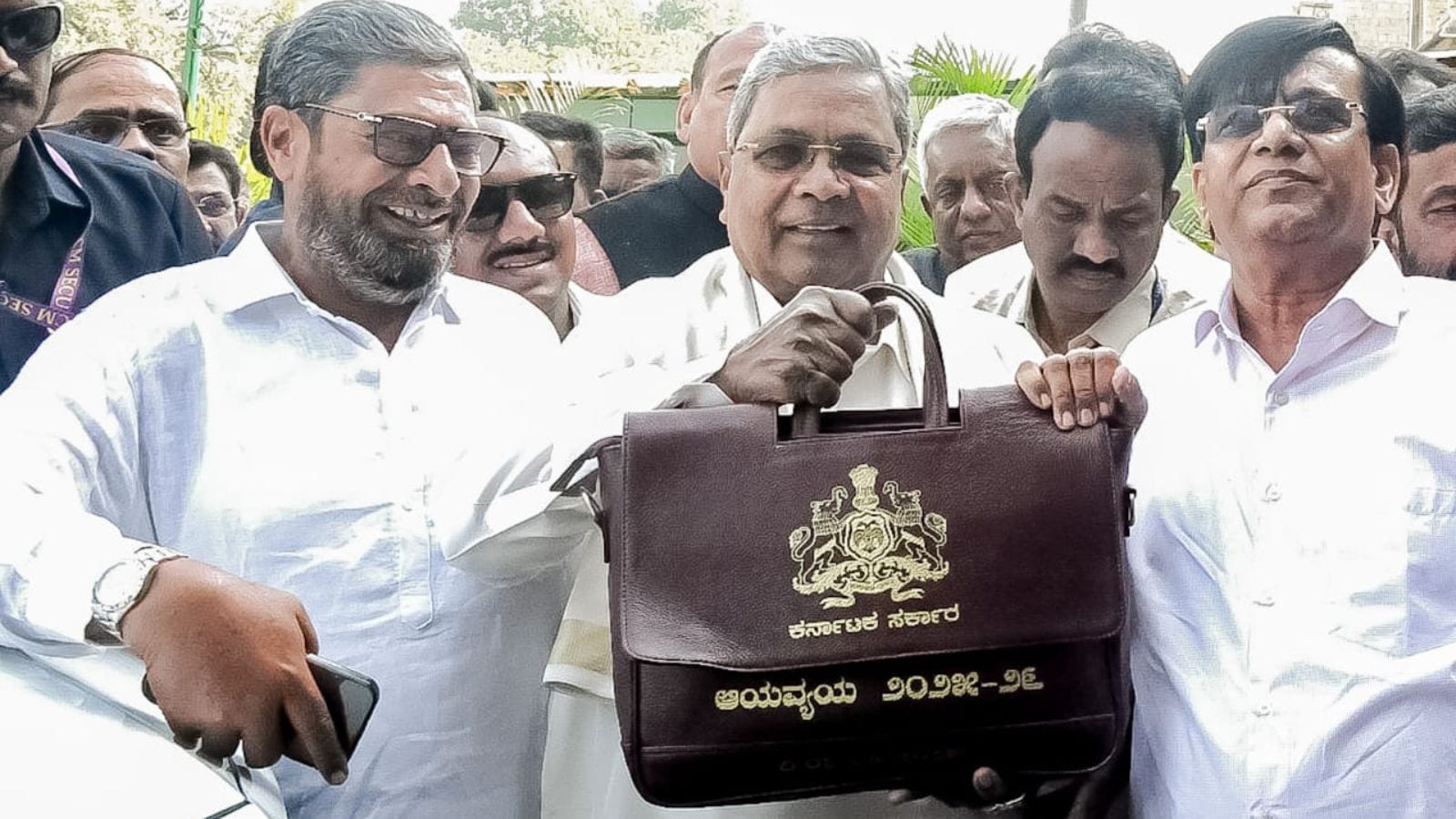 ಮುಖ್ಯಮಂತ್ರಿ ಸಿದ್ದರಾಮಯ್ಯರಿಂದ 4,09,549 ಕೋಟಿ ದಾಖಲೆಯ ಮೊತ್ತದ ಆಯವ್ಯಯ  ಮಂಡನೆ