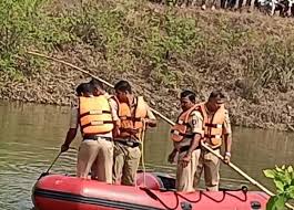 ಹೊಸ ವರ್ಷದ ಹಾದಿಯಲ್ಲಿ ಜಾನುವಾರುಗಳನ್ನು ಶುಚಿಗೊಳಿಸಲು ಕೆರೆಗೆ ತೆರಳಿದ ಮೂವರು ಬ*.