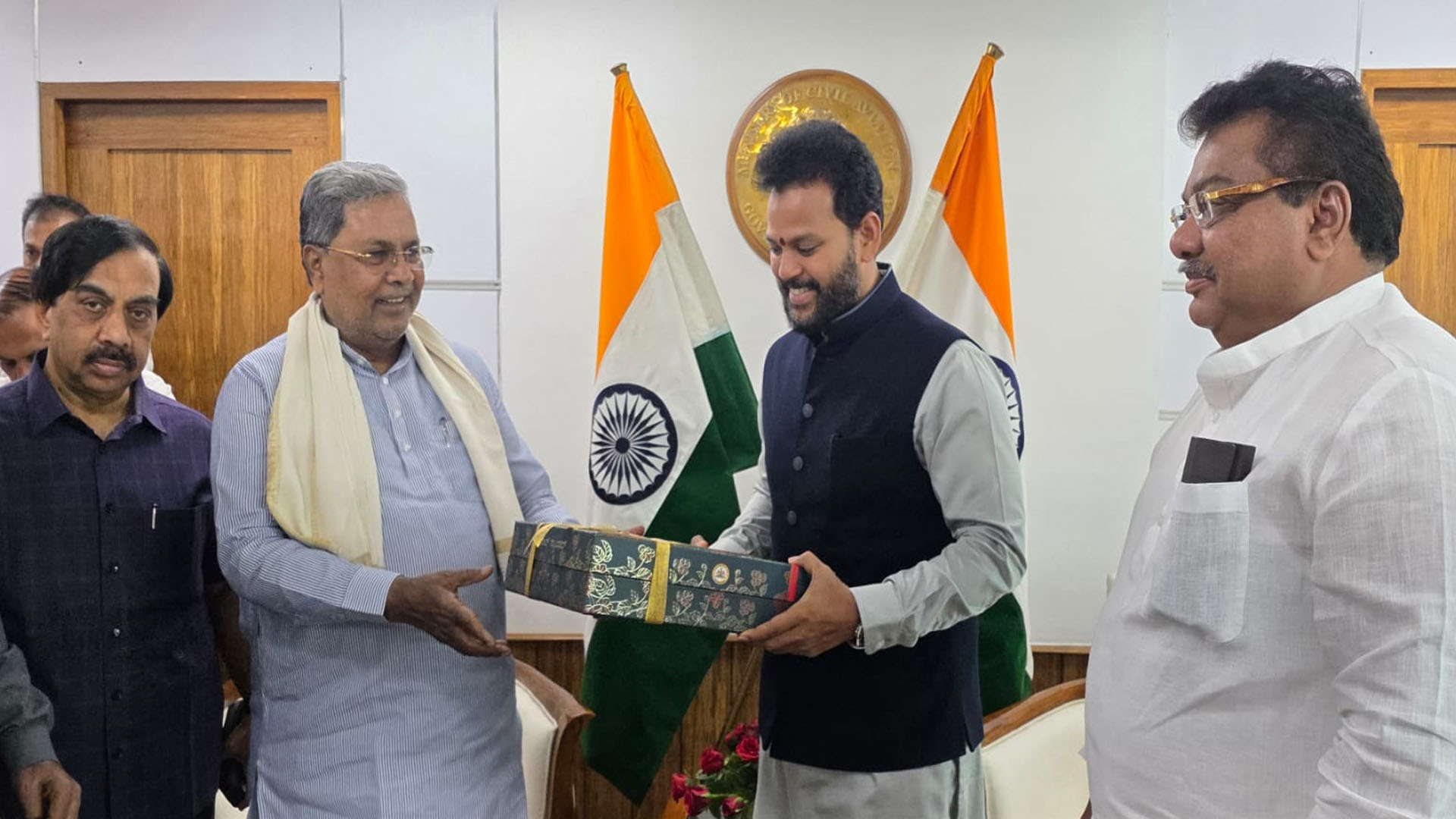 CM ಸಿದ್ದರಾಮಯ್ಯ ದೆಹಲಿಯಲ್ಲಿ  ವಿಮಾನಯಾನ  ಖಾತೆ ಸಚಿವ ಕಿಂಜರಾಪು ರಾಮಮೋಹನ ನಾಯ್ಡು ಭೇಟಿ.