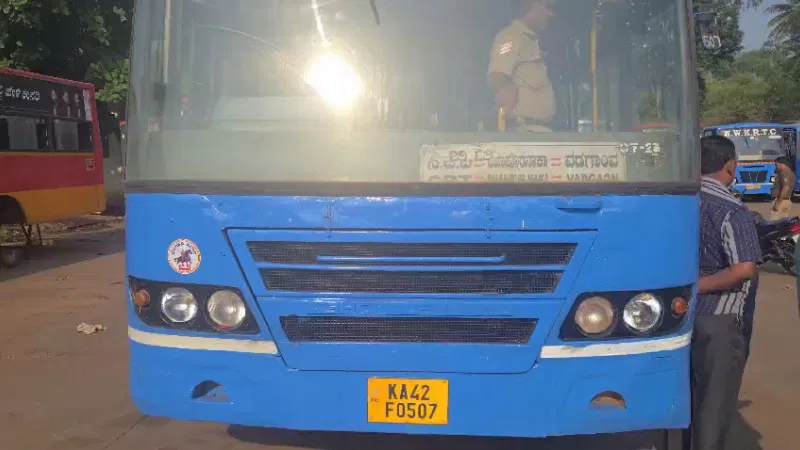 ಅಕ್ಕನ  ಮಗಳ  ಮದುವೆಗೆ  ರಜೆ  ಕೊಡ್ಲಿಲ್ಲ ಎಂದು ಮನನೊಂದು  ಬಸ್ನಲ್ಲೇ  ಚಾಲಕ   ಆತ್ಮಹ*ತ್ಯೆ ಮಾಡಿಕೊಂಡಿದ್ದಾನೆ…..