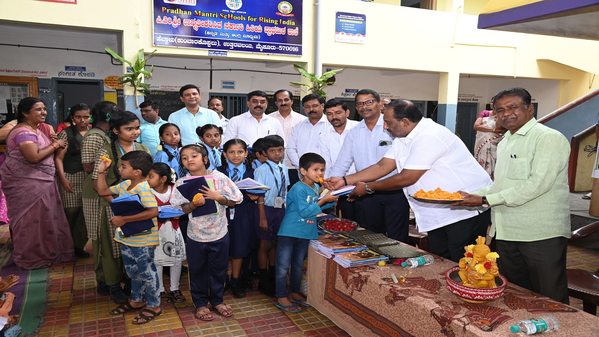 ಸರ್ಕಾರಿ ಶಾಲಾ ಪ್ರಾರಂಭೋತ್ಸವ : ಶಾಸಕ ಕೆ .ಹರೀಶ್ ಗೌಡರು ವಿದ್ಯಾರ್ಥಿಗಳಿಗೆ  ಶುಭ ಹಾರೈಕೆ.