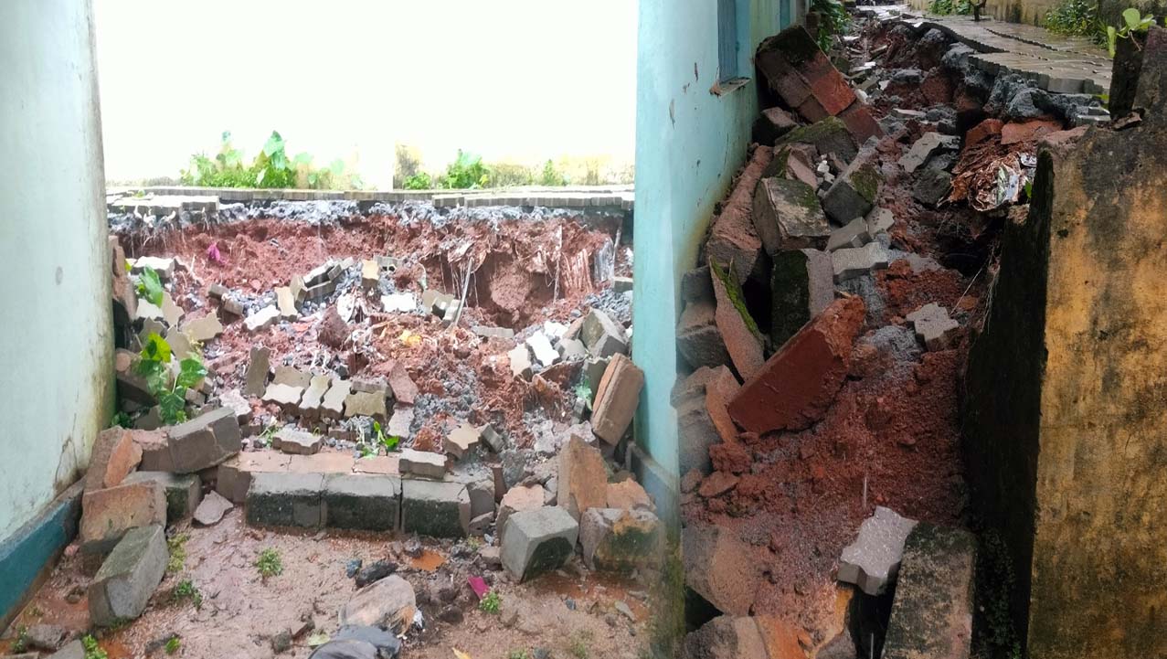ಅರೇಹಳ್ಳಿಯಲ್ಲಿ ಭಾರೀ ಮಳೆಗೆ ಕುಸಿದು ಬಿದ್ದ ಶಾಲಾ ಕಾಂಪೌಂಡ್‌
