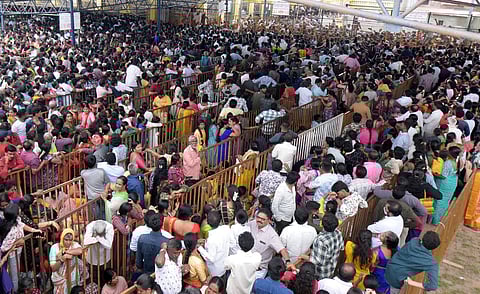 ಚಾಮುಂಡಿ ಬೆಟ್ಟಕ್ಕೆ ಆಷಾಡ ಶುಕ್ರವಾರದ ಪ್ರಯುಕ್ತ ಹರಿದು ಬಂದ ಭಕ್ತ ಸಾಗರ!