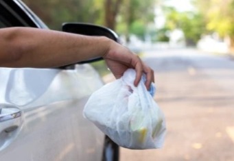 ರಸ್ತೆಯಲ್ಲಿ ಕಸ ಎಸೆದ ಯುವಕರಿಗೆ ಕ್ಲಾಸ್ ತೆಗೆದುಕೊಂಡ ವಿದೇಶಿ ಮಹಿಳೆಯರು….