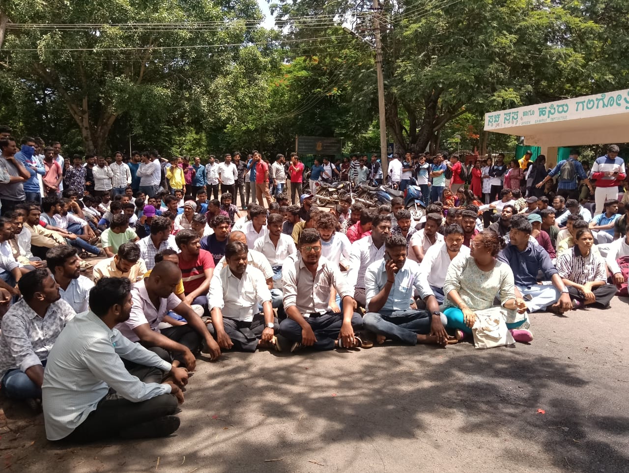 ಮಾನಸ ಗಂಗೋತ್ರಿಯಲ್ಲಿ ಅಂಬೇಡ್ಕರ್ ಭಾವಚಿತ್ರವುಳ್ಳ ಬ್ಯಾನರ್ ತೆರವು ಖಂಡಿಸಿ ಮೈಸೂರು ವಿವಿ ವಿದ್ಯಾರ್ಥಿಗಳ ಪ್ರತಿಭಟನೆ.