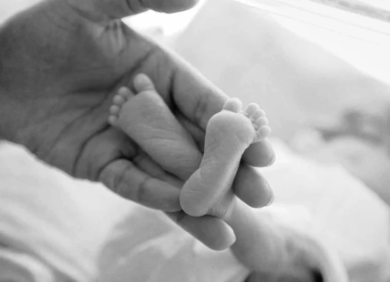 ಬೀಡಿಯನ್ನು ಅರ್ಧ ಸೇದಿ ಎಸೆದ ತಂದೆ ; ಅದನ್ನೇ ನುಂಗಿದ ಕಂದಮ್ಮ ಸಾ*…..!!!!