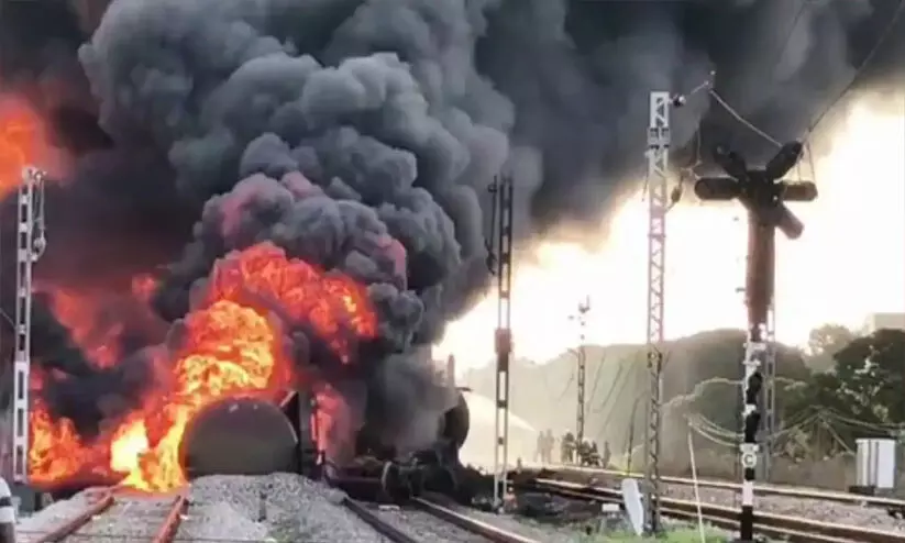 ಡೀಸೆಲ್ ಸಾಗಿಸುತ್ತಿದ್ದ ಗೂಡ್ಸ್ ರೈಲಿನಲ್ಲಿ ಬೆಂಕಿ ; 5 ಬೋಗಿಗಳು ಸುಟ್ಟು ಕರಕಲು.