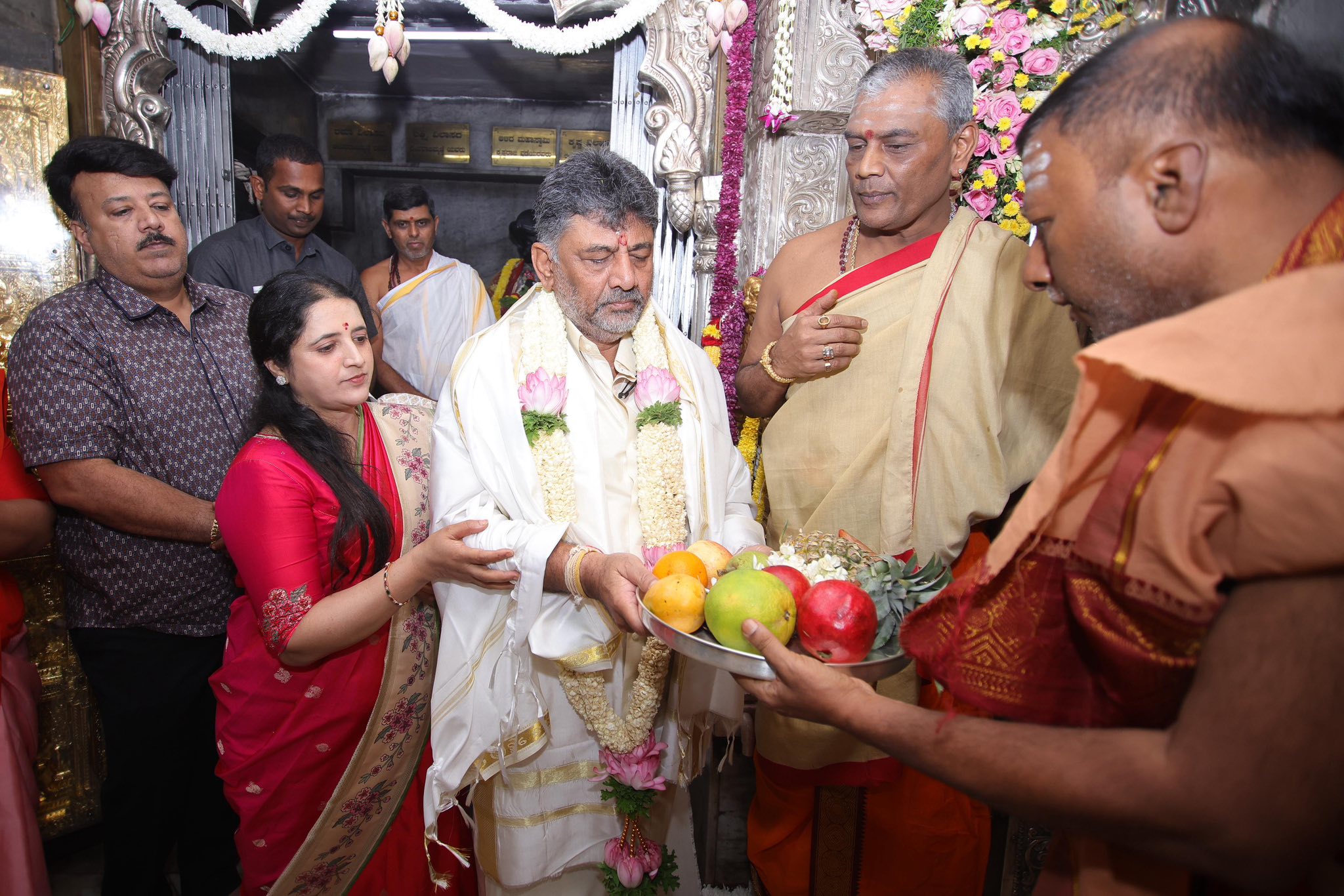 ಆಷಾಢ ಮಾಸದ 2ನೇ ಶುಕ್ರವಾರ ಚಾಮುಂಡೇಶ್ವರಿ ದರ್ಶನಕ್ಕೆ ಭಕ್ತ ಸಾಗರ. ಡಿಸಿಎಂ, ನಟ ದರ್ಶನ್  ಕುಟುಂಬ ಸಮೇತರಾಗಿ ಭೇಟಿ.