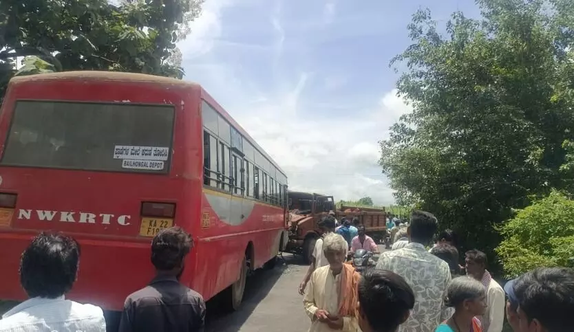 ಬೈಲಹೊಂಗಲ: ಸಾರಿಗೆ ಬಸ್ ಮತ್ತು ಮಿನಿ ಲಾರಿ ನಡುವೆ ಮುಖಾಮುಖಿ ಅಪಘಾತ – 20ಕ್ಕಿಂತ ಹೆಚ್ಚು ಪ್ರಯಾಣಿಕರಿಗೆ ಗಾಯ.
