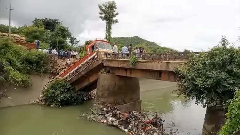 ಲಾರಿ ಚಲಿಸುತ್ತಿದ್ದಾಗಲೇ ಹಠಾತ್ತನೆ ಕುಸಿದ ಸೇತುವೆ.