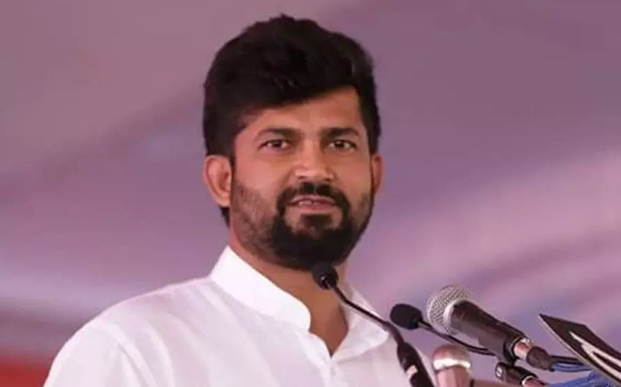 ಕಾಂಗ್ರೆಸ್ ನ ಮುಠಾಳ ವಕ್ತಾರ, ಮೂರು ಕಾಸಿಗೂ ಬೆಲೆ ಇಲ್ಲದ ವ್ಯಕ್ತಿ: ಕಾಂಗ್ರೆಸ್ ವಕ್ತಾರ ಎಂ.‌ ಲಕ್ಷ್ಮಣ್ ವಿರುದ್ದ ಏಕ ವಚನದಲ್ಲಿ ವಾಗ್ದಾಳಿ ನಡೆಸಿದ ಪ್ರತಾಪ್ ಸಿಂಹ