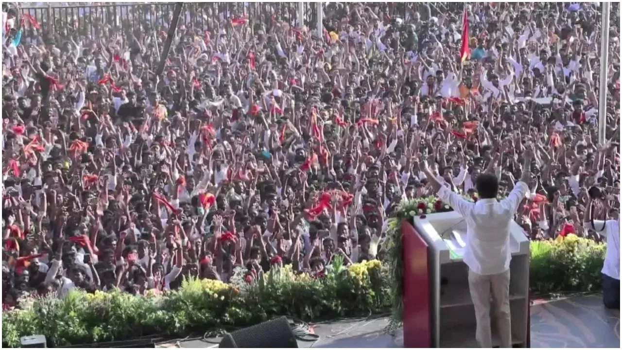 ದಳಪತಿ ವಿಜಯ್ ಸಮಾವೇಶಕ್ಕೆ ಸೇರಿರುವ ಜನಸಂಖ್ಯೆ ಅಚ್ಚರಿ ಮೂಡಿಸುವಂತೆ ಇದೆ.