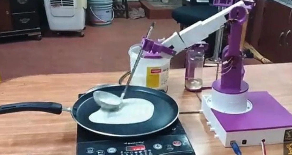 ಎಂಜಿನಿಯರ್ ನ ಹೊಸ ಪ್ರಯತ್ನ; ದೋಸೆ ಮಾಡೋದಕ್ಕೂ ಬಂತು ರೋಬೋಟ್!!!