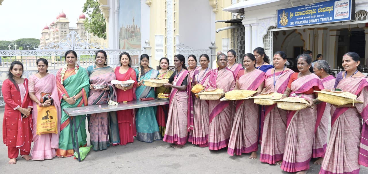 ಗೌರಿ ಗಣೇಶ ಹಬ್ಬದ ಅಂಗವಾಗಿ ಮುತ್ತೈದೆ ಪೌರಕಾರ್ಮಿಕರಿಗೆ ಬಾಗಿನ ಅರ್ಪಣೆ.