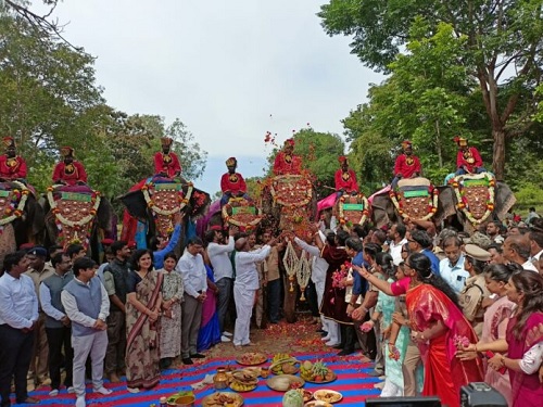 ಇಂದು ಮಧ್ಯಾಹ್ನ ಸಲ್ಲುವ ಶುಭ ಲಗ್ನದಲ್ಲಿ ಪೂಜೆ ಸಲ್ಲಿಸಿ ಗಜಪಯಣಕ್ಕೆ ವಿಧ್ಯುಕ್ತ ಚಾಲನೆ.