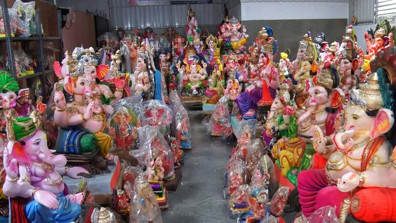 ಚನ್ನಪಟ್ಟಣದಲ್ಲಿ ಗಣೇಶ ಪಾಲಿಟಿಕ್ಸ್: ರಾಜಕಾರಣಿಗಳ ಉಚಿತ ವಿತರಣೆಯಿಂದ ವ್ಯಾಪಾರಸ್ಥರಿಗೆ ಸಂಕಷ್ಟ.