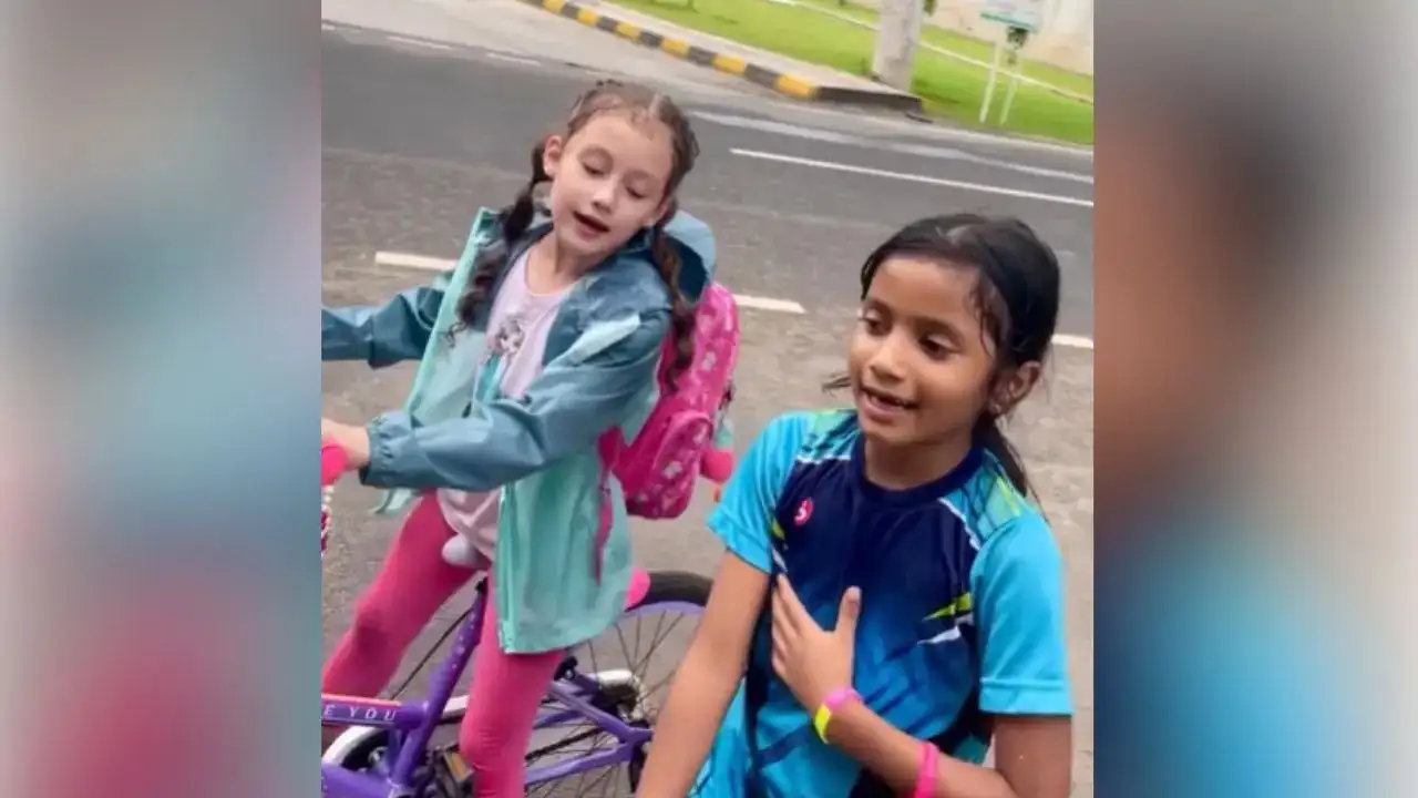 ಬೆಂಗಳೂರಿನ ತನ್ನ ಸ್ನೇಹಿತೆಯೊಂದಿಗೆ ಸೇರಿ ಮುದ್ದಾಗಿ ಕನ್ನಡ ಪದ್ಯ ಹಾಡಿದ ರಷ್ಯಾದ ಹುಡುಗಿ.