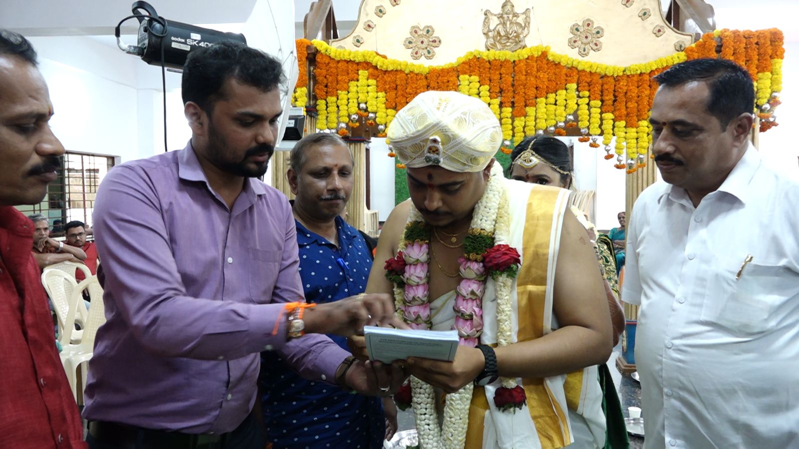 ಹೊಸ ಬದುಕಿನ ಮೊದಲ ಹೆಜ್ಜೆಯಲ್ಲೇ ಮಾನವೀಯತೆಯ ಬೆಳಕು ಚೆಲ್ಲಿದ ನವಜೋಡಿ