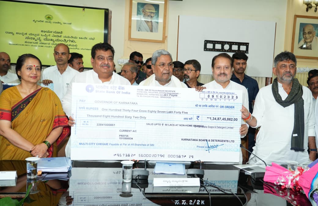 ಕೆ.ಎಸ್.ಡಿ.ಎಲ್: ಸರಕಾರಕ್ಕೆ ₹135 ಕೋಟಿ ಡಿವಿಡೆಂಡ್ ಚೆಕ್ ಹಸ್ತಾಂತರ