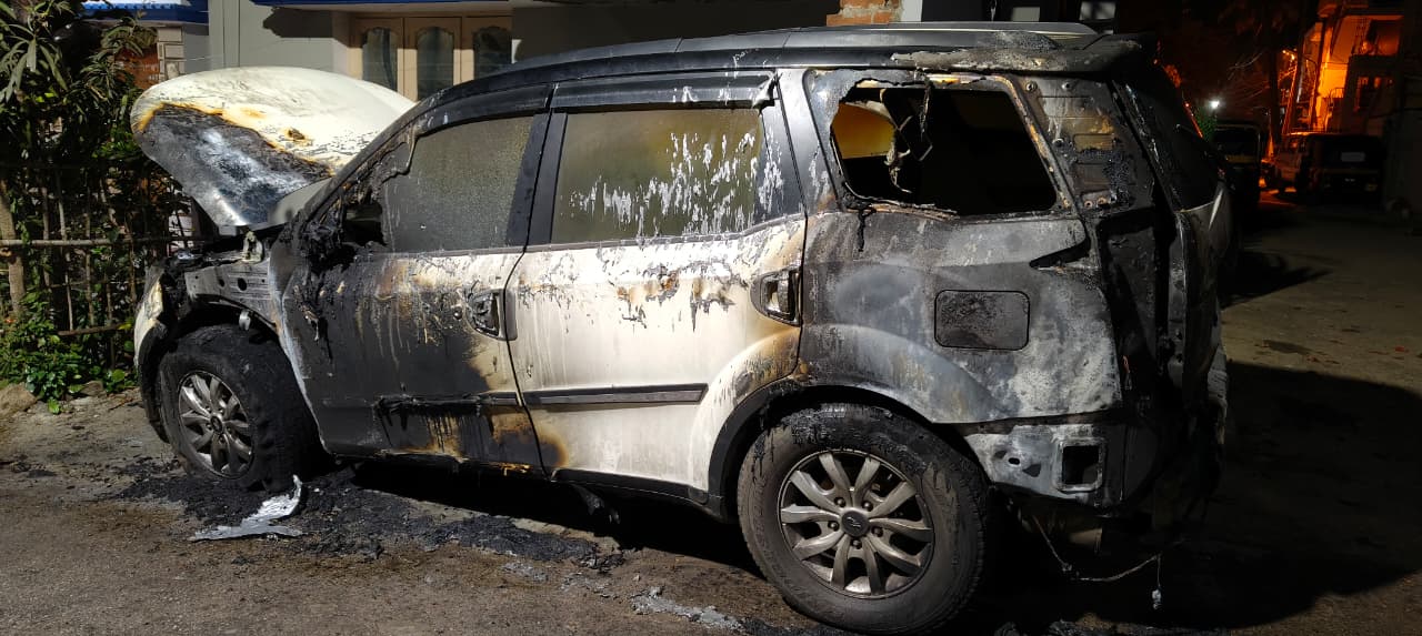 ಮನೆ ಮುಂದೆ ನಿಂತಿದ್ದ ಕಾರ್ ಗಳಿಗೆ ಬೆಂಕಿ…! ಎರಡು ಕಾರುಗಳು ಸುಟ್ಟು ಕರುಕಲು…ಕಿಡಿಗೇಡಿಗಳ ದುಷ್ಕೃತ್ಯ…!