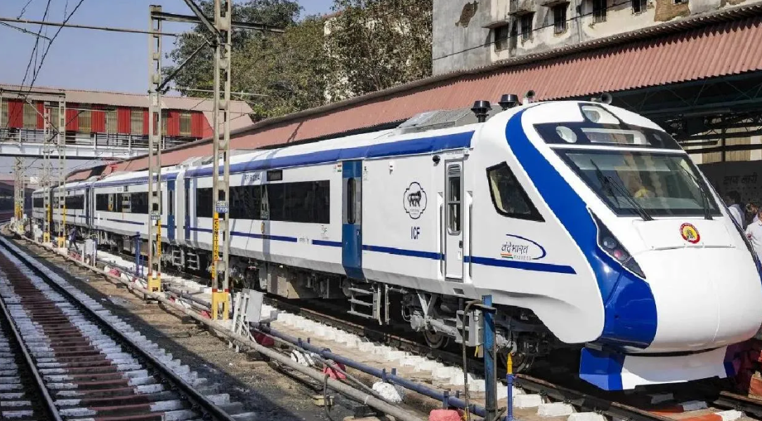 ಬೆಂಗಳೂರು-ಮುಂಬೈ ಪ್ರಯಾಣಿಕರಿಗೆ ಗುಡ್ ನ್ಯೂಸ್: ಶೀಘ್ರದಲ್ಲೇ ಹಳಿ ಮೇಲೆ ಓಡಲಿದೆ ‘ವಂದೇ ಭಾರತ್ ಸ್ಲೀಪರ್’ ರೈಲು!