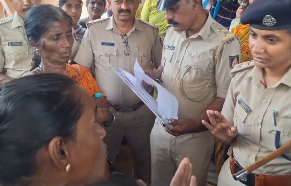 ಮೂಡನಹಳ್ಳಿಯಲ್ಲಿ ಅಕ್ರಮ ಮದ್ಯದ ಹಾವಳಿ: ಅಬಕಾರಿ ಕಚೇರಿಗೆ ಮುತ್ತಿಗೆ ಹಾಕಿ ಮಹಿಳೆಯರ ಆಕ್ರೋಶ!