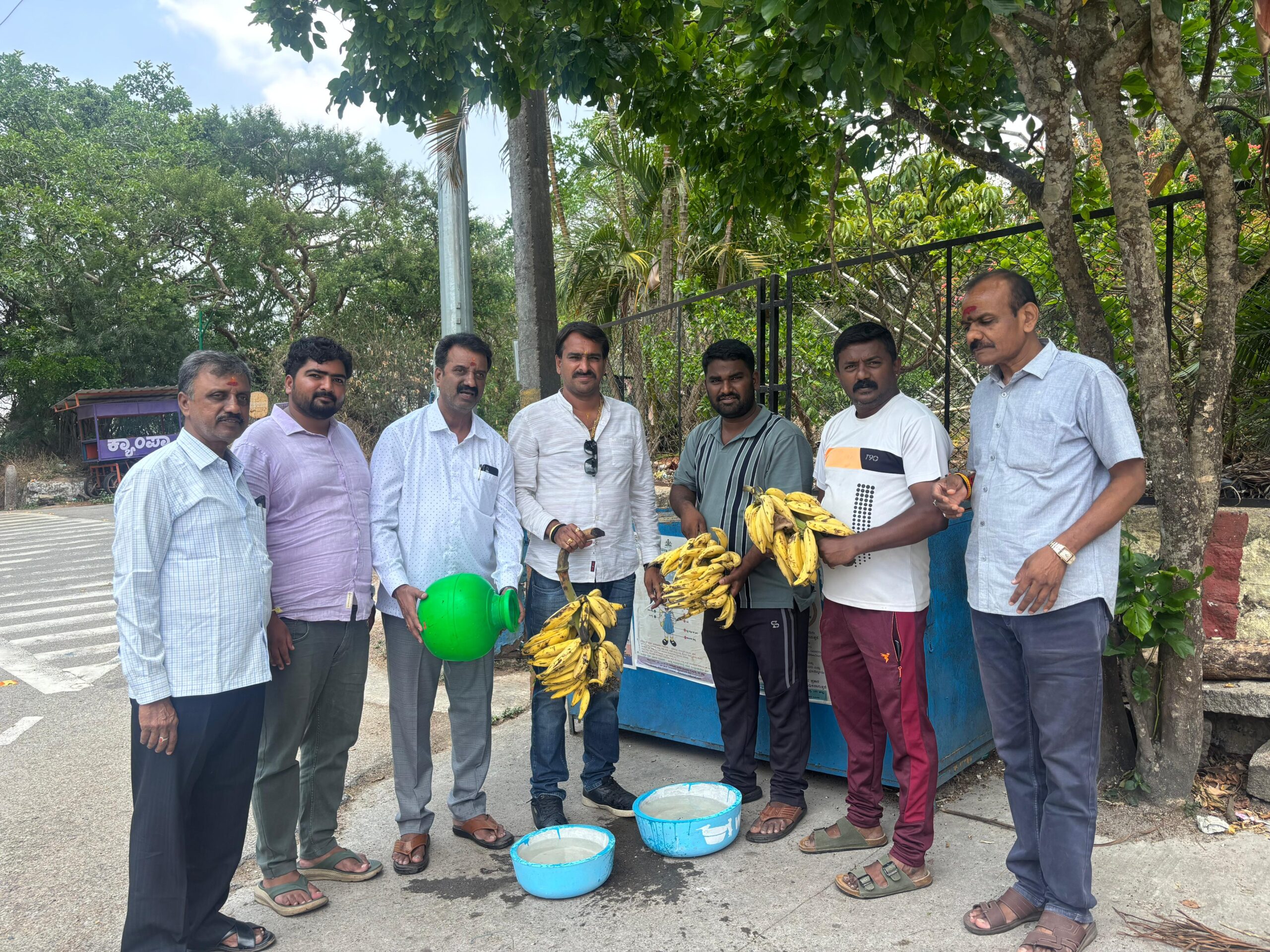 ಚಾಮುಂಡಿ ಬೆಟ್ಟದಲ್ಲಿ ಕೋತಿಗಳ ದಾಹ ನೀಗಿಸಲು ನೀರಿನ ತೊಟ್ಟಿ ಅಳವಡಿಕೆ.