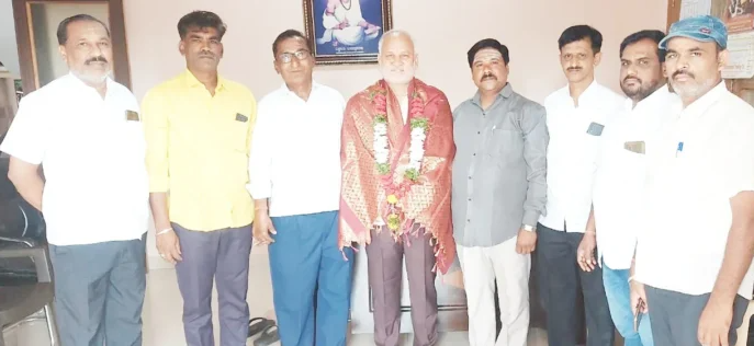 ಹಿಂದಿ ಪ್ರಚಾರ ಸಮಿತಿಗೆ ರಮೇಶ್ ಪಾಟೀಲ್ ಸೊಲಪೂರ ಆಯ್ಕೆ: ಗ್ರಾಮಸ್ಥರಿಂದ ಸನ್ಮಾನ.