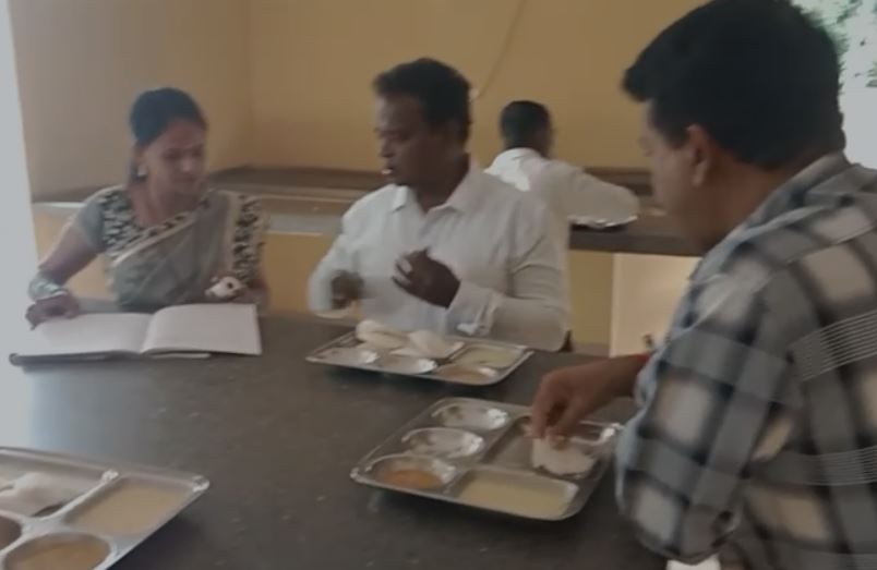 ಇಂದಿರಾ ಕ್ಯಾಂಟೀನ್‌ಗೆ ಅಧಿಕಾರಿಗಳ ಆಕಸ್ಮಿಕ ಭೇಟಿ: ಶುಚಿತ್ವ ಹಾಗೂ ಆಹಾರದ ಗುಣಮಟ್ಟ ಪರಿಶೀಲನೆ
