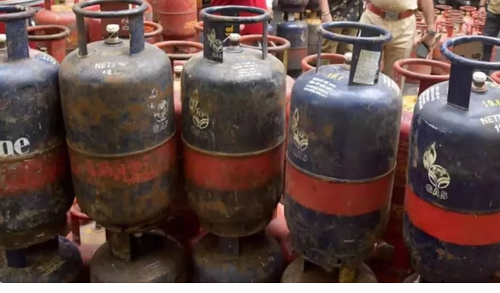 ಅಕ್ಟೋಬರ್ 1 ರಿಂದ LPG ಹೊಸ ನಿಯಮ: ಆಧಾರ್ ಇ-ಕೆವೈಸಿ ಇಲ್ಲದಿದ್ದರೆ ಗ್ಯಾಸ್ ಸಿಲಿಂಡರ್ ಬಂದ್!